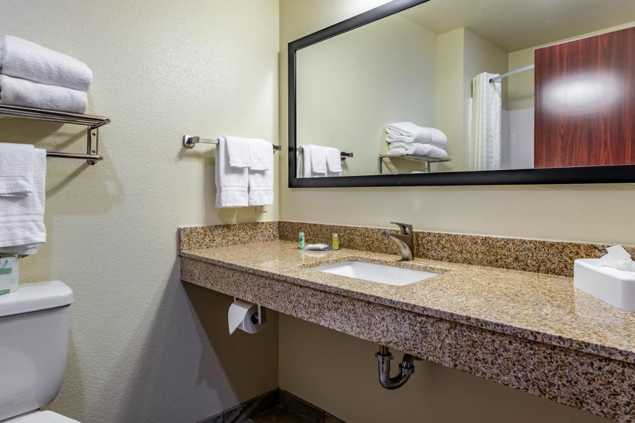 Cobblestone Hotel & Suites - Hutchinson Buitenkant foto
