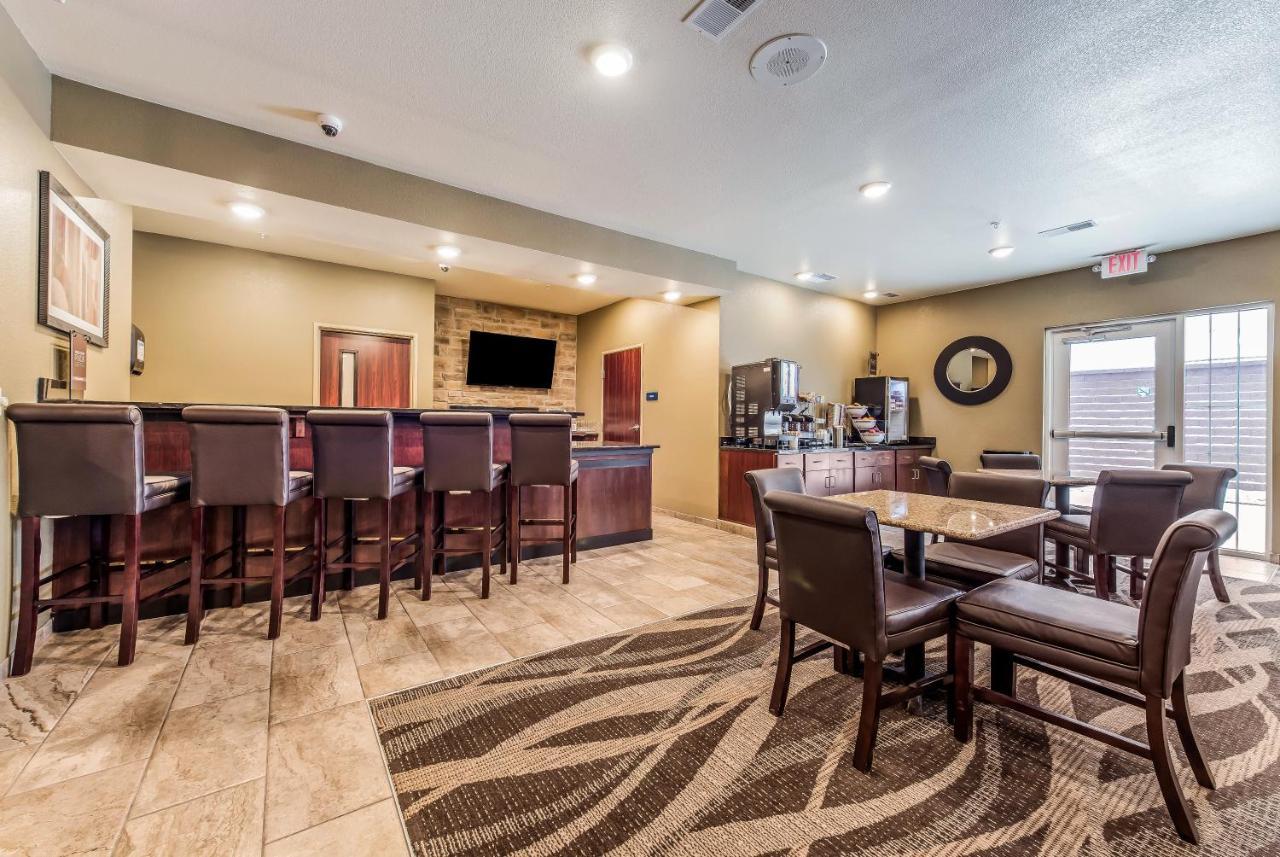 Cobblestone Hotel & Suites - Hutchinson Buitenkant foto