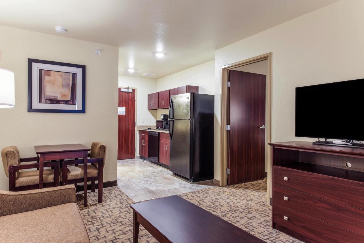 Cobblestone Hotel & Suites - Hutchinson Buitenkant foto