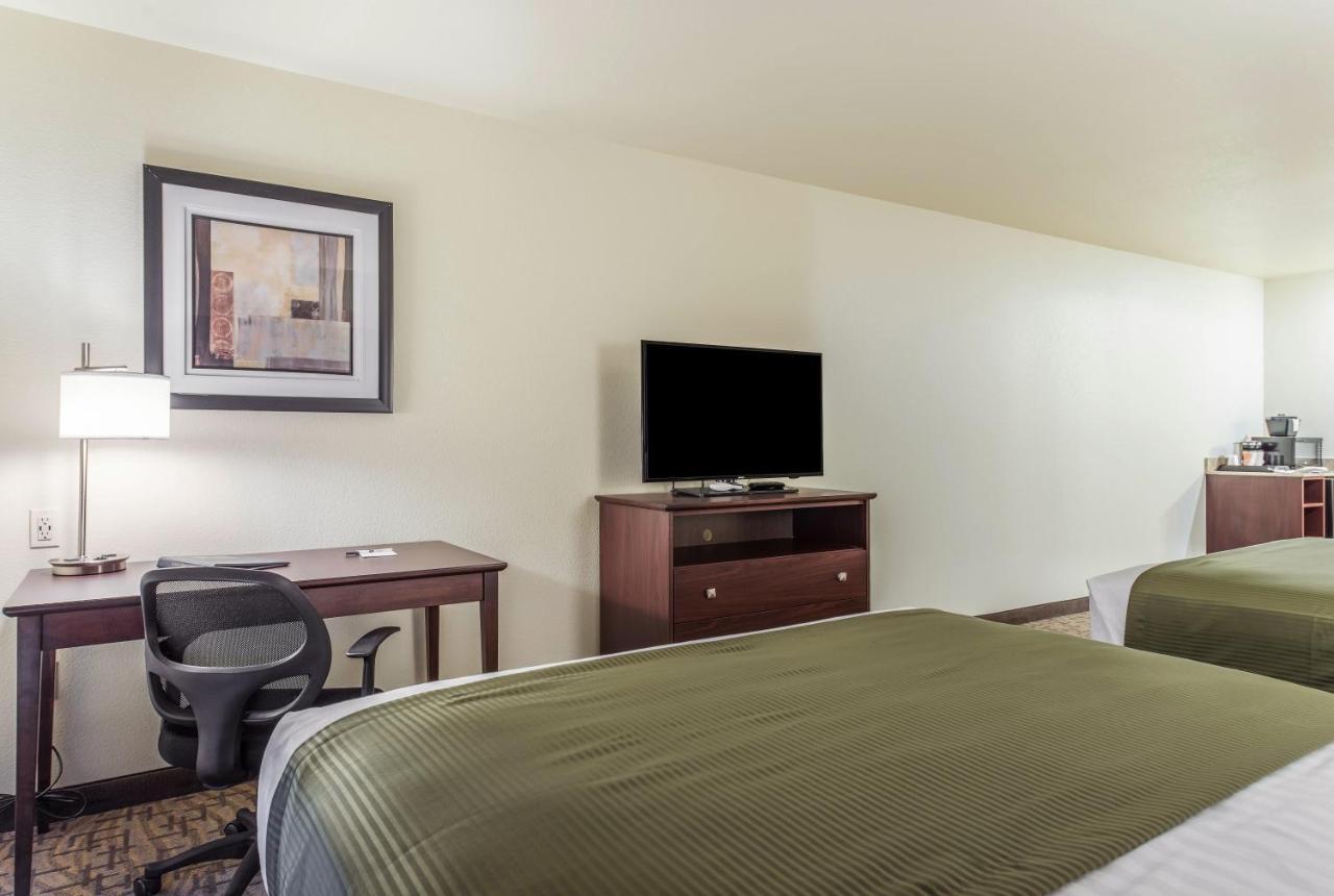Cobblestone Hotel & Suites - Hutchinson Buitenkant foto