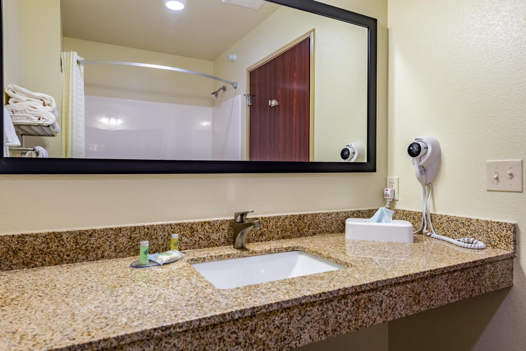 Cobblestone Hotel & Suites - Hutchinson Buitenkant foto