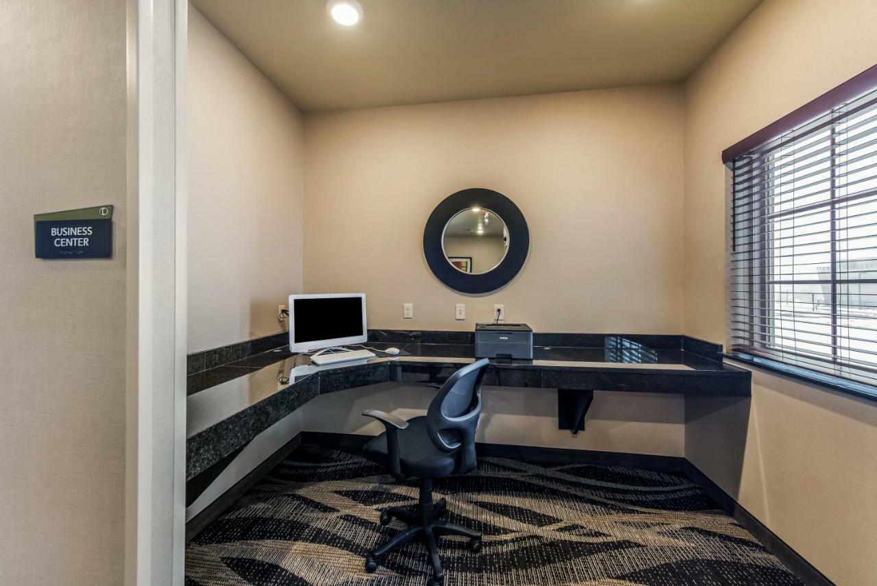 Cobblestone Hotel & Suites - Hutchinson Buitenkant foto