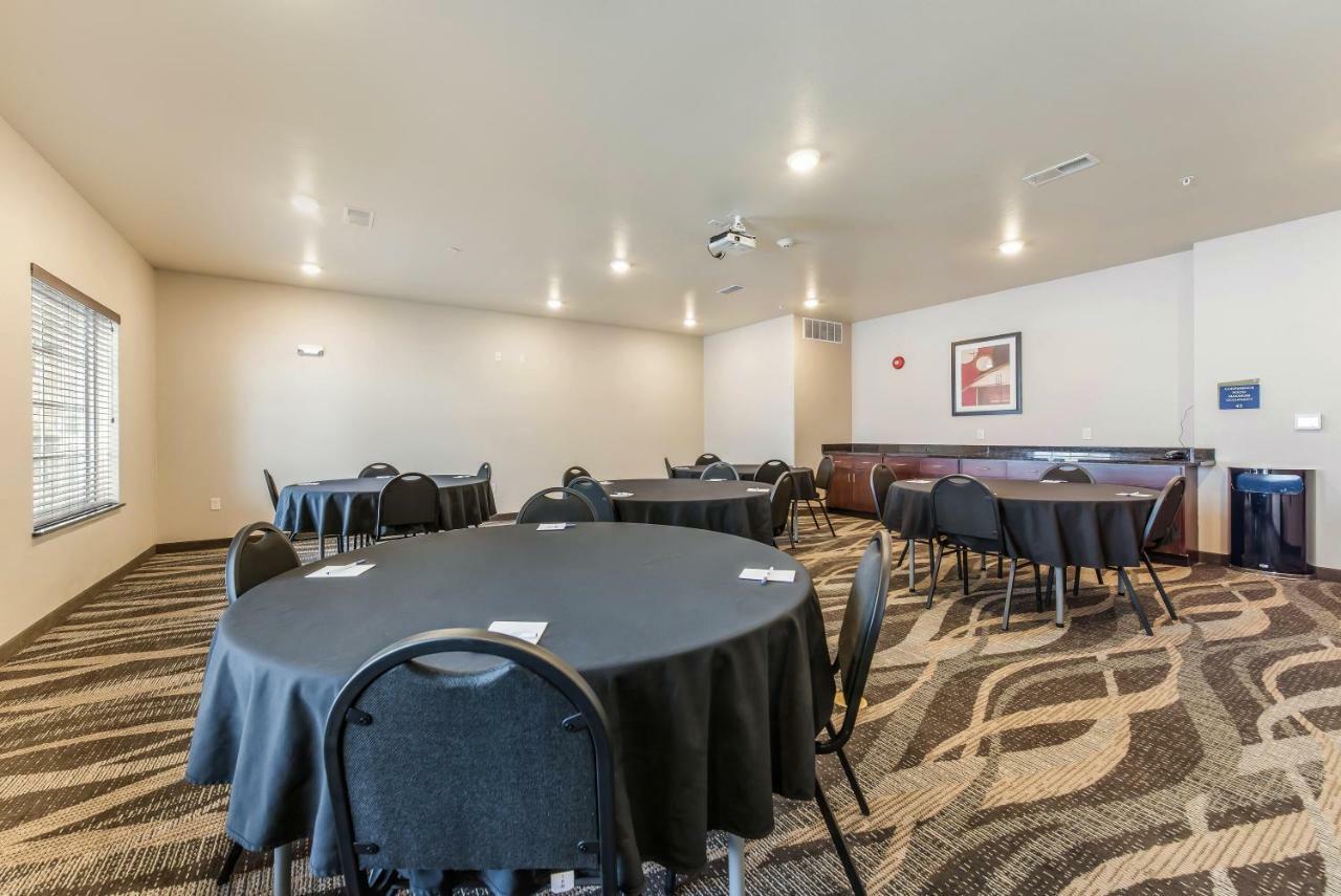 Cobblestone Hotel & Suites - Hutchinson Buitenkant foto